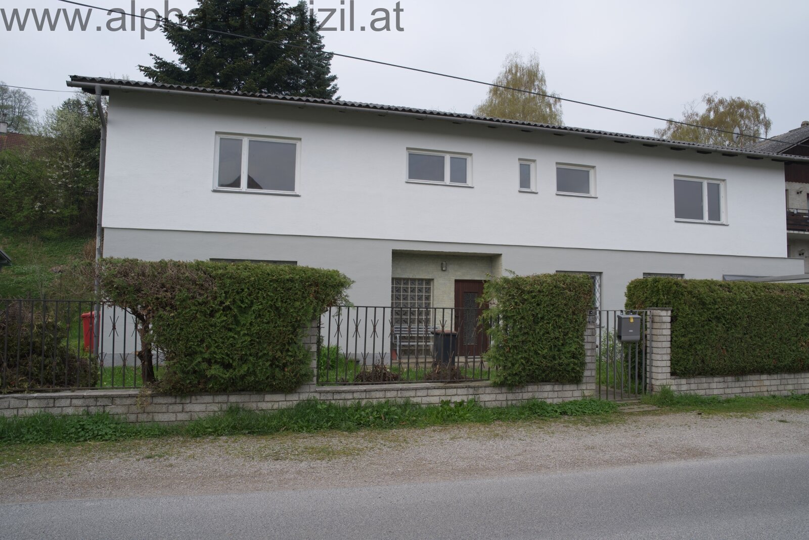 Großzügiges Einfamilienhaus, auch gut nutzbar als Büro, Praxis oder Atelier! 