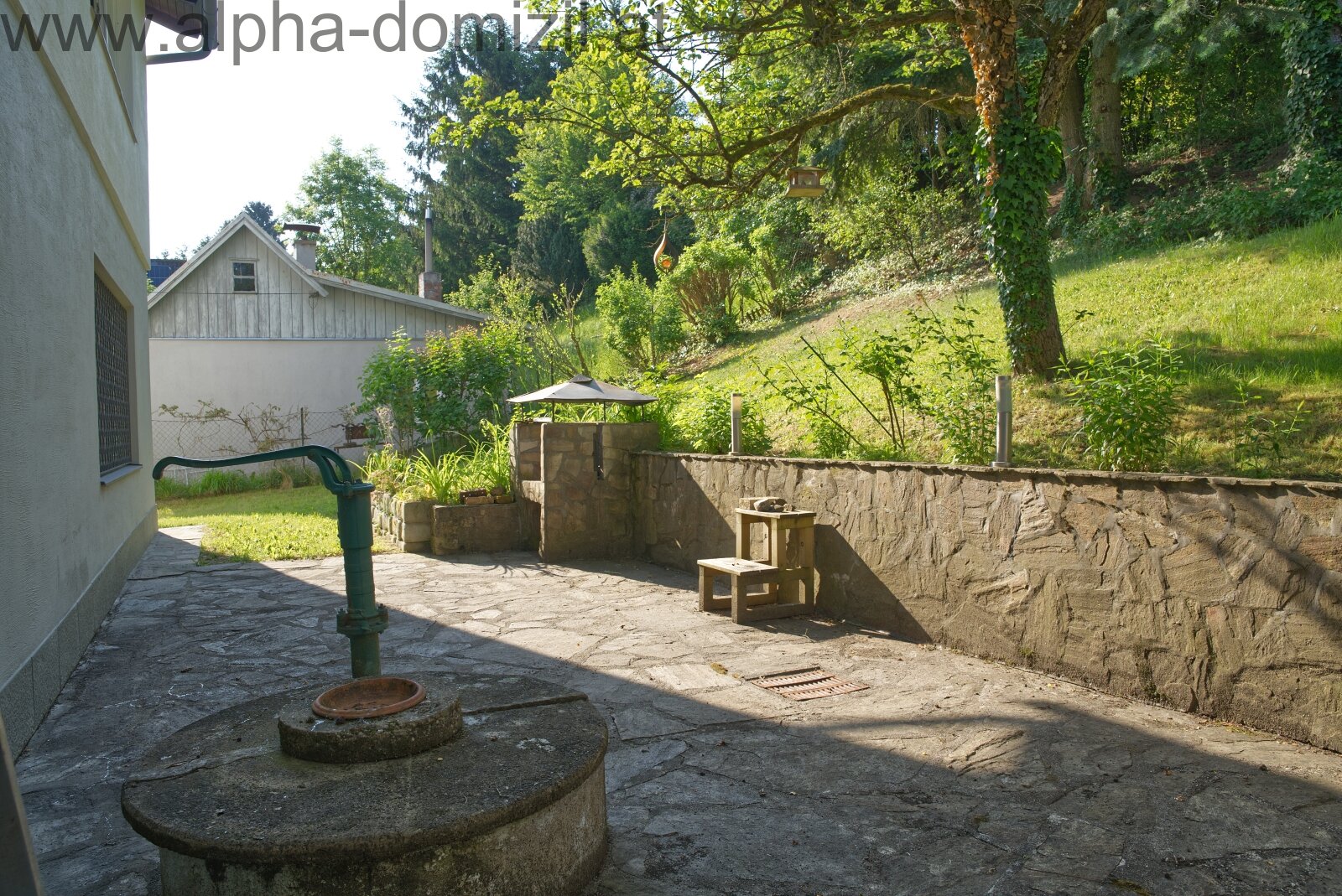 rückseitige Terrasse